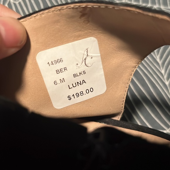 Bernardo Suede Sandals 👡 “Luna” 🌙 size 6M - Picture 2 of 9